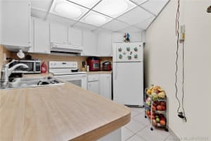 9441 Fontainebleau Blvd, Miami, FL 33172, Sold 08/19/21