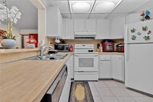 9441 Fontainebleau Blvd, Miami, FL 33172, Sold 08/19/21