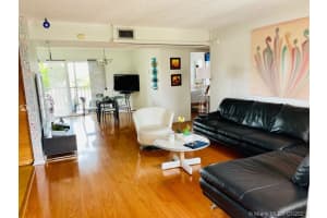 17000 NW 67th Ave APT 402, Hialeah, FL 33015, Sold 09/03/21