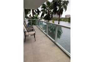5077 NW 7th St, Miami, FL 33126, Sold 11/01/21
