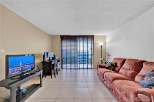 9360 Fontainebleau Blvd, Miami, FL 33172, Sold 09/14/21