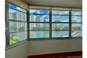 801 Brickell Bay Dr, Miami, FL 33131, Sold 05/06/22