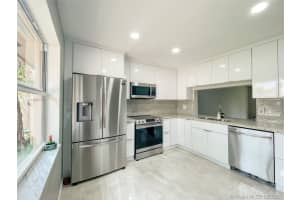 228 Lakeside Cir, Sunrise, FL 33326, Sold 11/01/21