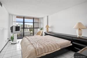400 Leslie Dr, Hallandale Beach, FL 33009, Sold 11/30/21
