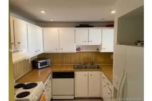 6940 NW 186th St, Hialeah, FL 33015, Sold 01/21/22