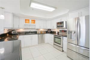 17405 NW 75th Pl, Hialeah, FL 33015, Sold 12/06/21