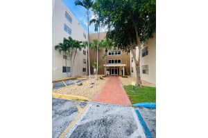 6940 NW 186th St, Hialeah, FL 33015, Sold 03/25/22