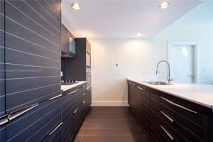 200 Biscayne Blvd Way, Miami, FL 33131, Sold 03/02/22