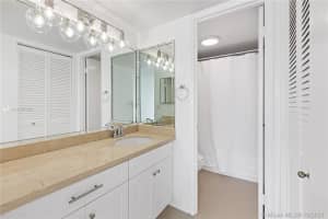 600 NE 36th St, Miami, FL 33137, Sold 12/20/21