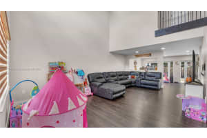 19703 NW 84th Pl, Hialeah, FL 33015, Sold 11/19/21