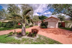 19231 NW 61st Ave, Hialeah, FL 33015, Sold 12/17/21