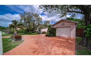19231 NW 61st Ave, Hialeah, FL 33015, Sold 12/17/21