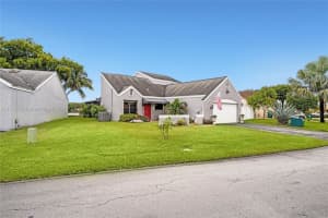 19038 NW 80th Ct, Hialeah, FL 33015, Sold 12/05/21