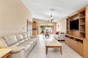 7491 NW 167th St, Hialeah, FL 33015, Sold 01/10/22