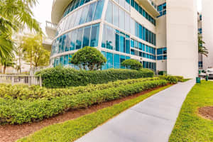 2950 NE 188th St, Miami, FL 33180, Sold 07/12/22