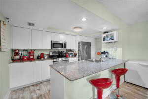 1001 NW 122nd Terrace, Pembroke Pines, FL 33026, Sold 01/03/22