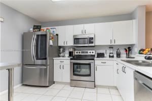 20816 NW 3rd Ln, Pembroke Pines, FL 33029, Sold 01/14/22