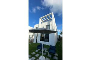 10330 NW 68th St, Doral, FL 33178, Sold 04/06/22