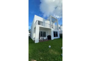 10330 NW 68th St, Doral, FL 33178, Sold 04/06/22