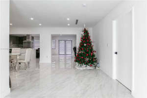 8541 NW 178th St, Hialeah, FL 33015, Sold 02/10/22
