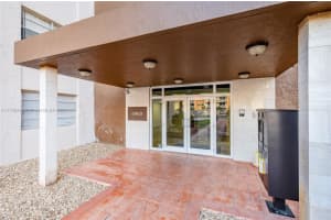 6960 NW 186th St, Hialeah, FL 33015, Sold 08/25/22