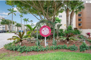 6960 NW 186th St, Hialeah, FL 33015, Sold 08/25/22