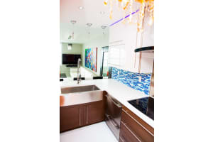 100 Lincoln Rd, Miami Beach, FL 33139, Sold 07/07/22