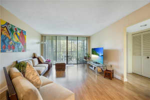 9735 NW 52nd St, Doral, FL 33178, Sold 04/08/22