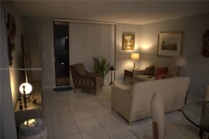 8625 NW 8th St APT 420, Miami, FL 33126, Sold 04/20/22
