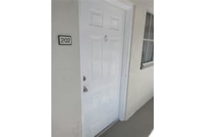 6065 NW 186th St, Hialeah, FL 33015, Sold 03/28/22