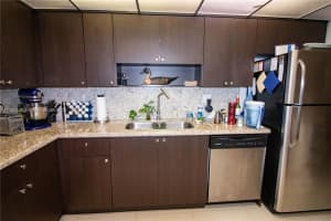 9735 NW 52nd St, Doral, FL 33178, Sold 04/08/22