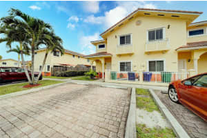 17845 NW 74th Ct, Hialeah, FL 33015, Sold 03/09/22