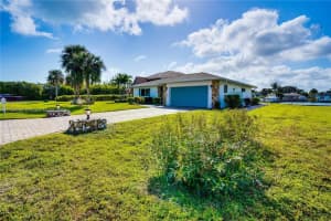 11 Castle Ct, Fort Pierce, FL 34949, Sold 04/08/22