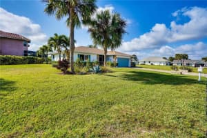 11 Castle Ct, Fort Pierce, FL 34949, Sold 04/08/22