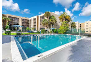 8615 NW 8th St APT 120, Miami, FL 33126, Sold 05/11/22