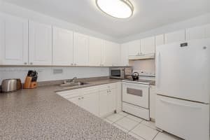 2301 Collins Ave APT 423, Miami Beach, FL 33139, Sold 04/30/22