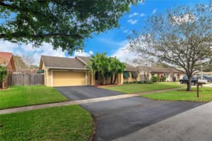 10203 SW 49th Pl, Cooper City, FL 33328, Sold 05/05/22