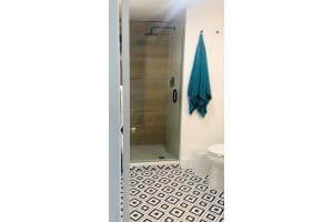 427 Golden Isles Dr #16h, Hallandale Beach, FL 33009, Sold 05/31/22