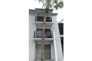 7110 NW 179th St APT 203, Hialeah, FL 33015, Sold 04/29/22