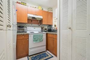 8185 NW 7th St APT 414, Miami, FL 33126, Sold 05/02/22