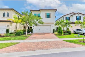 335 SW 113th Ln, Pembroke Pines, FL 33025, Sold 06/03/22
