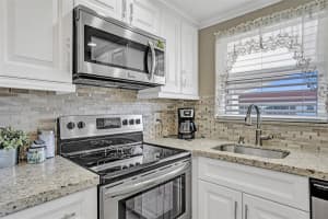 580 Egret Dr APT 321, Hallandale Beach, FL 33009, Sold 05/05/22
