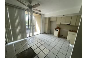 8635 NW 8th St APT 211, Miami, FL 33126, Sold 05/13/22