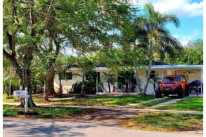 871 W Country Club Cir, Plantation, FL 33317, Sold 06/03/22