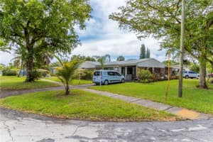 529 SW 10th St, Dania Beach, FL 33004, Sold 10/31/22