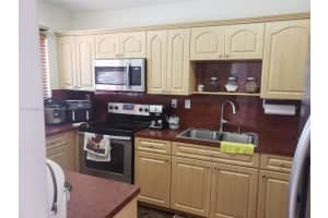 7058 NW 169th St, Hialeah, FL 33015, Sold 07/12/22