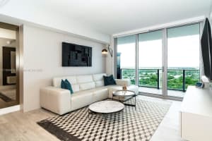 16385 Biscayne Blvd, North Miami Beach, FL 33160, Sold 11/01/22