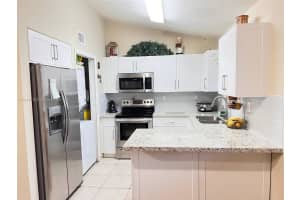 17318 NW 74th Ave APT 202, Hialeah, FL 33015, Sold 09/09/22