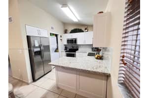 17318 NW 74th Ave APT 202, Hialeah, FL 33015, Sold 09/09/22