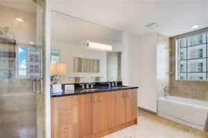 300 Biscayne Blvd, Miami, FL 33131, Sold 10/04/22